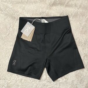 On Running Women’s Racer Shorts Black | Shadow 1WE1194505 Size Small
